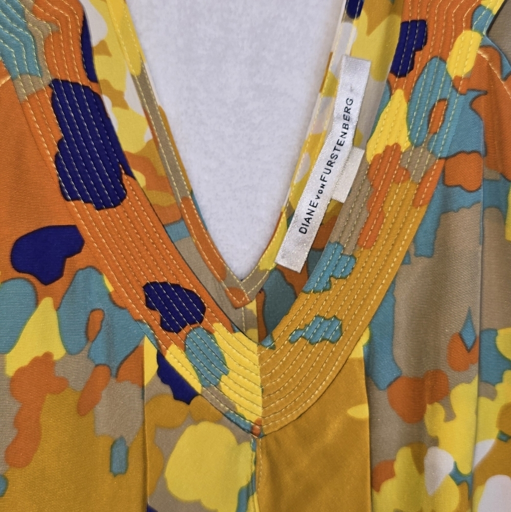 Diane von Furstenberg 100%Silk Floral V-Neck Handkerchief Hem Ruffle Top Sz. 2 - Picture 9 of 12